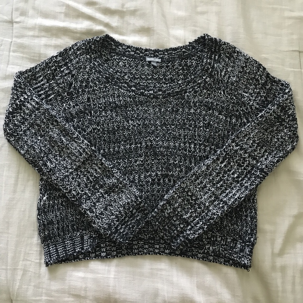 BLACK AND WHITE CROPPED KNIT SWEATER